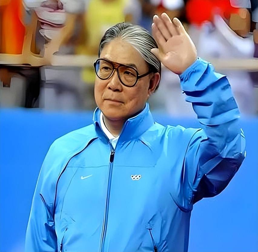霍震霆巴士巡游遇大风淡定掏梳子，生活中的小确幸与从容应对