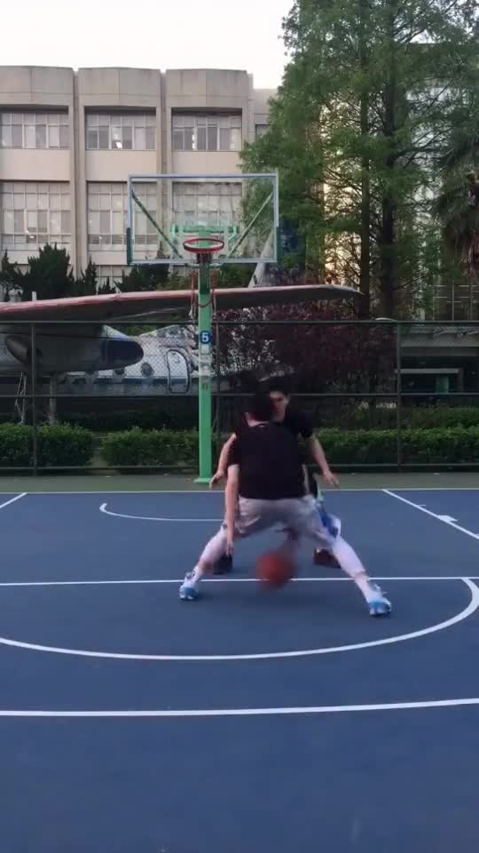 篮球场上，过人技巧是每位球员必备的技能之一。以下是30种简单而实用的过人技巧，让你在比赛中轻松突破对手防线。
